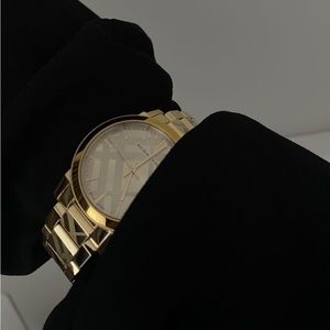 Sold. VINTAGE BURBERRY TIMEPIECE